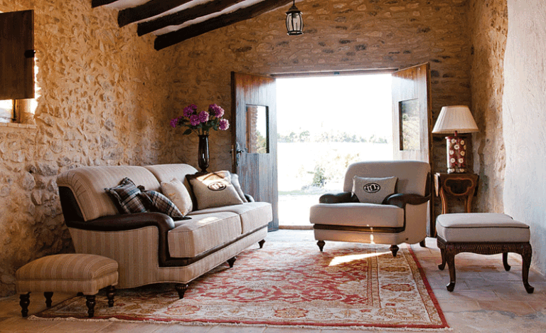 mesa de tv antigua en un salon acogedor