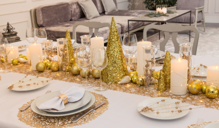 mesa decorada con velas y adornos festivos
