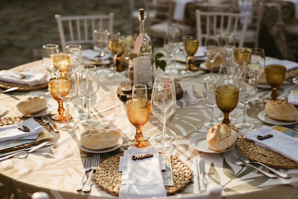 Cómo organizar la mesa con copas de agua y vino de forma elegante