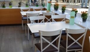 mesas de bar exteriores en un ambiente acogedor