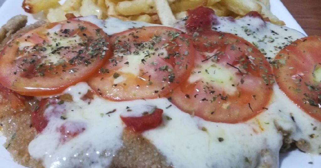 Cómo preparar una deliciosa milanesa a la napolitana con papas fritas