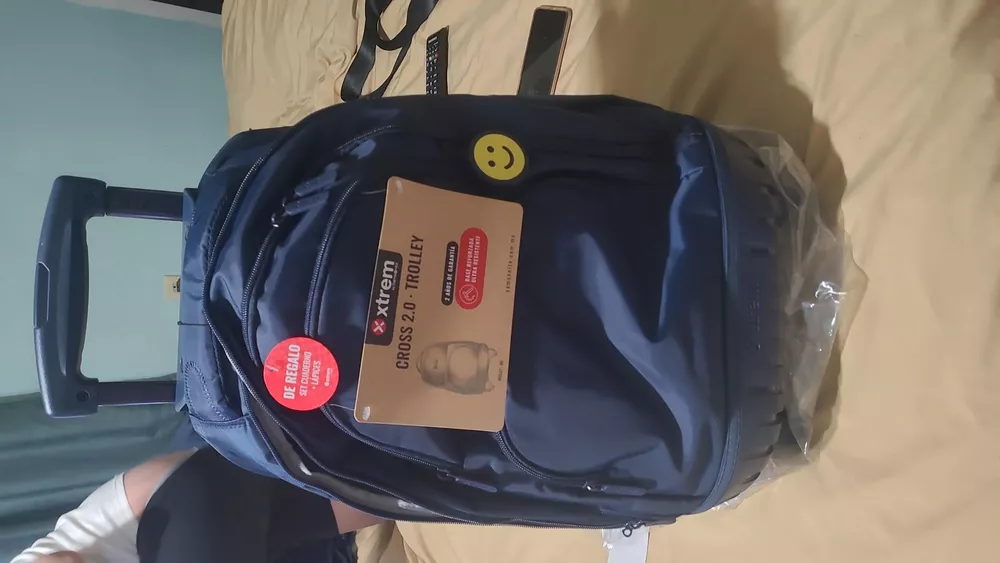 mochila xtrem con carro en un entorno escolar