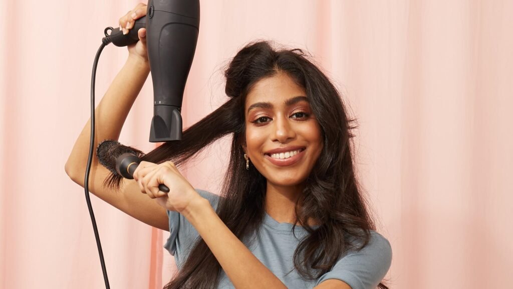 mujer usando un secador de pelo