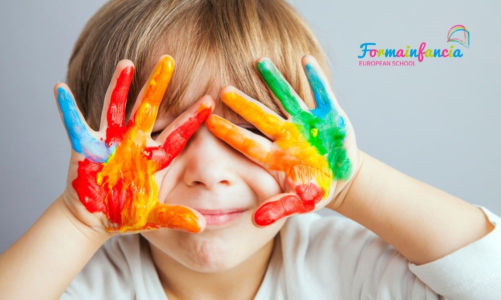 nino con emociones coloridas en la escuela