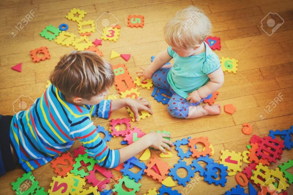 nino jugando con rompecabezas geometricos