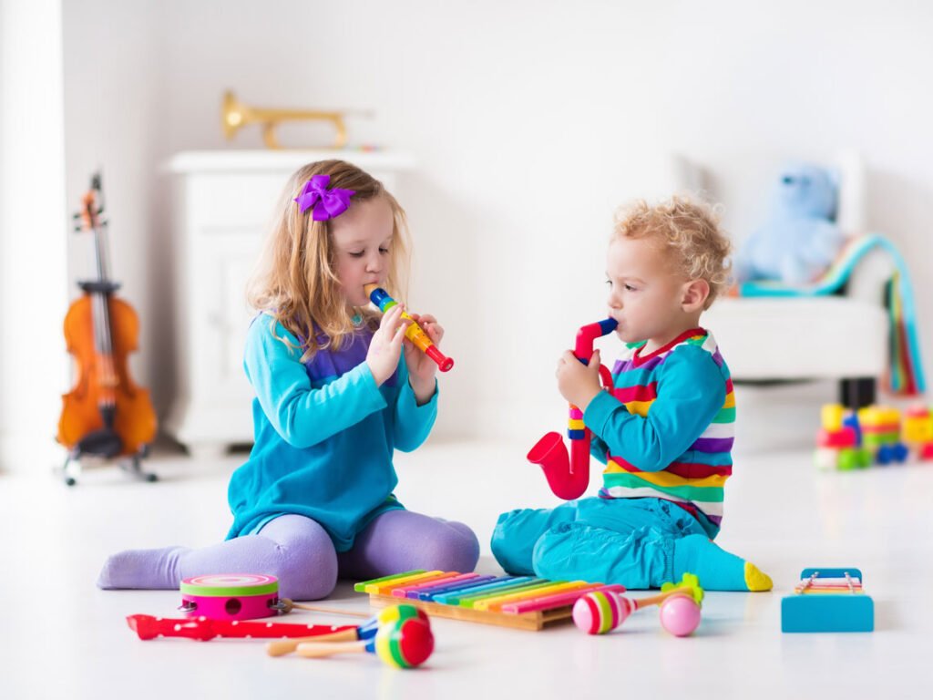 nino jugando con un juguete musical