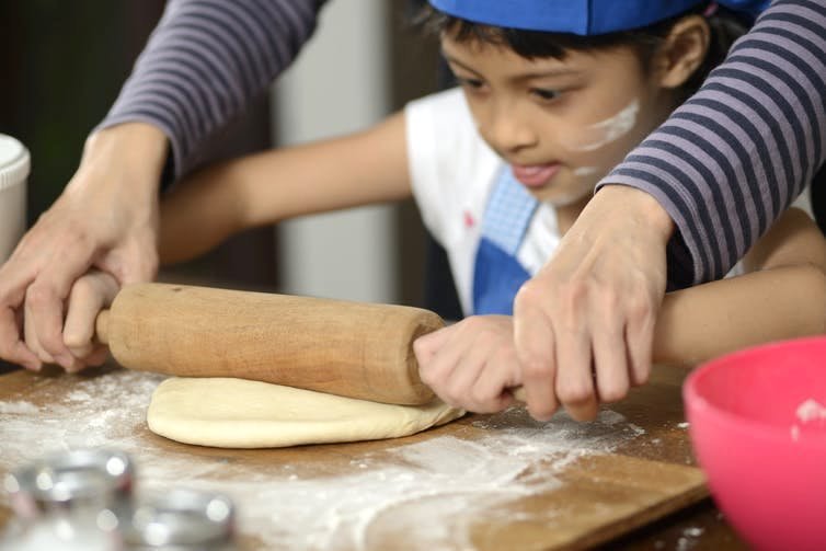 Cómo hacer una receta de pan casero fácil y divertida para niños 1 ninos amasando masa de pan divertida