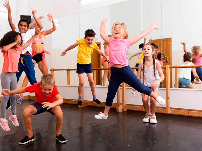 Qué incluye un mix de canciones infantiles para alegrar a los chicos