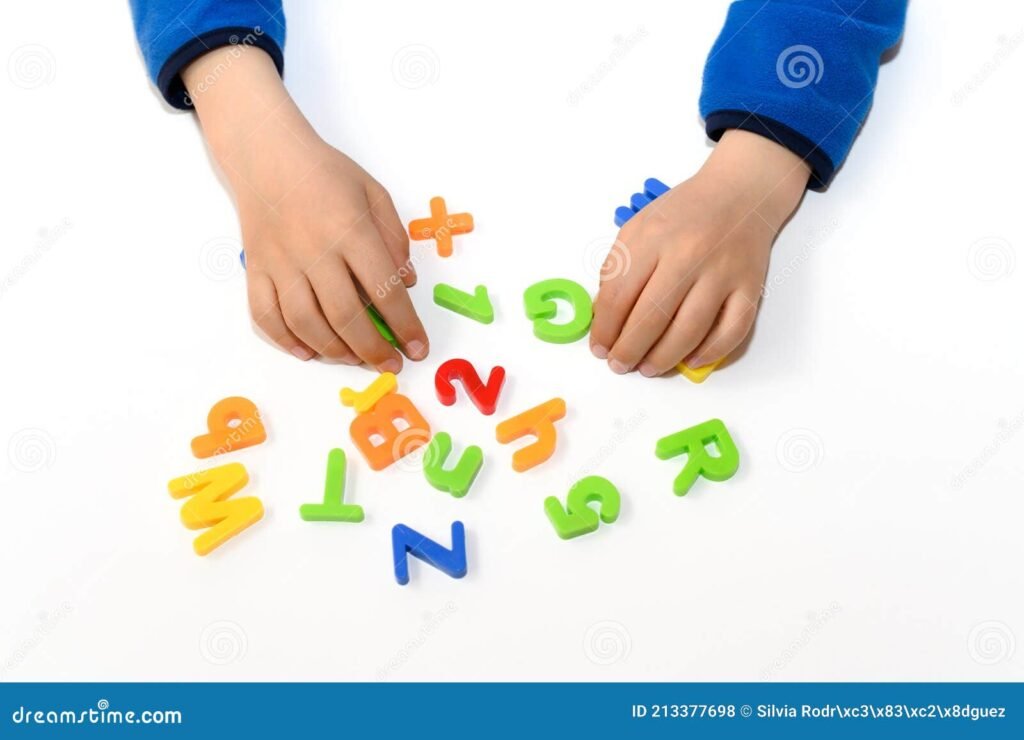 Qué palabras con K son divertidas y educativas para niños 1 ninos jugando con letras de colores 1