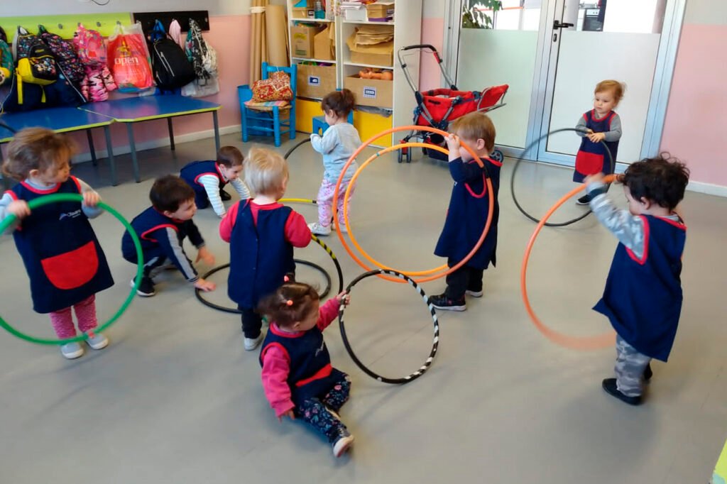 ninos jugando en un jardin maternal