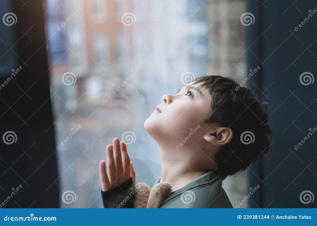 ninos mirando al cielo con asombro