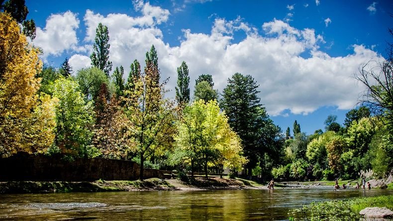 Qué lugares se encuentran entre montañas y ríos en Argentina