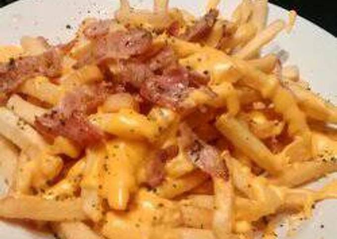 papas fritas con queso cheddar y panceta