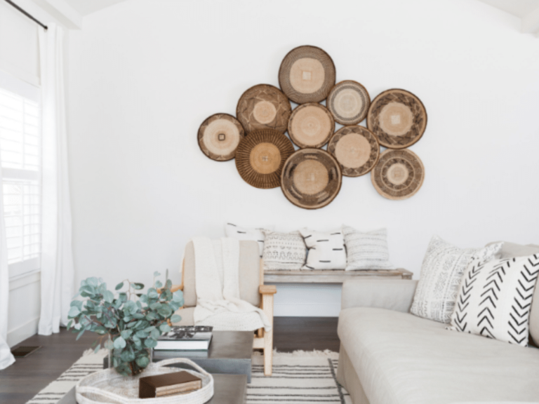 Cómo Puedo Decorar una Pared Blanca en mi Sala de Estar 23 pared blanca decorada con arte moderno