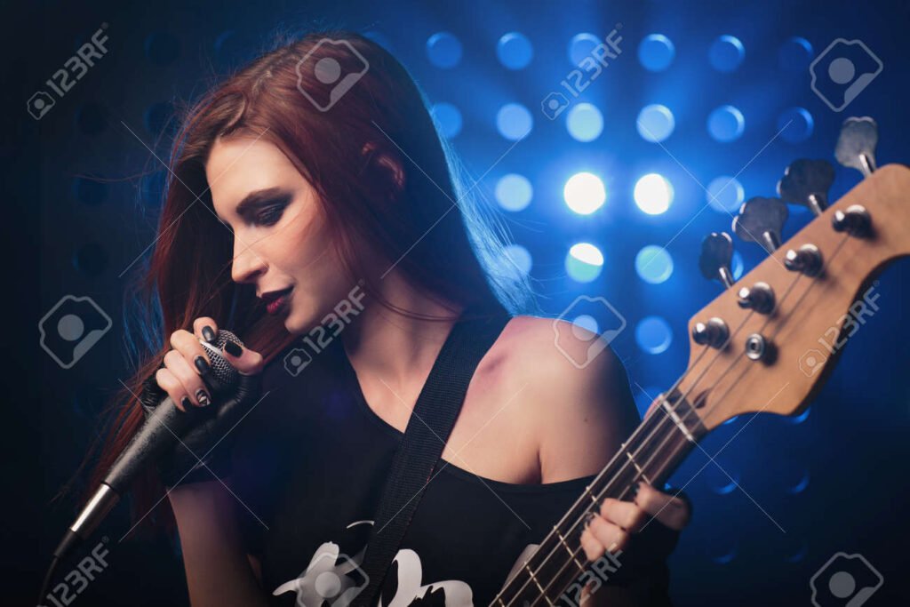 persona cantando con elegancia en un escenario