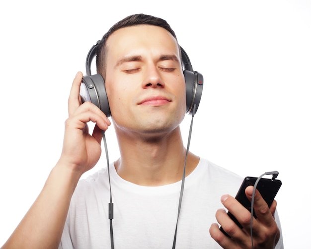 Cómo escuchar música alegre para levantar el ánimo fácilmente