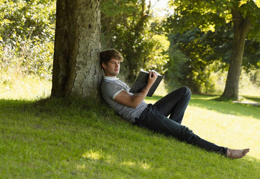 persona leyendo en un parque tranquilo