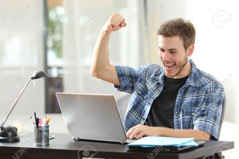 Cómo crear una nueva cuenta de Gmail fácilmente en 5 pasos 28 persona usando una computadora sonriente