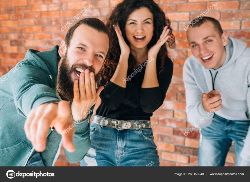 personas riendo en un ambiente amigable