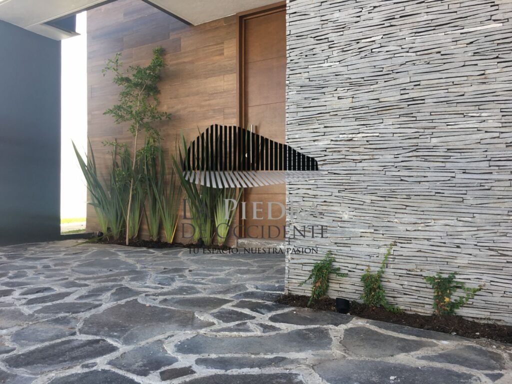 Qué ventajas y desventajas tienen los pisos de piedra laja negra