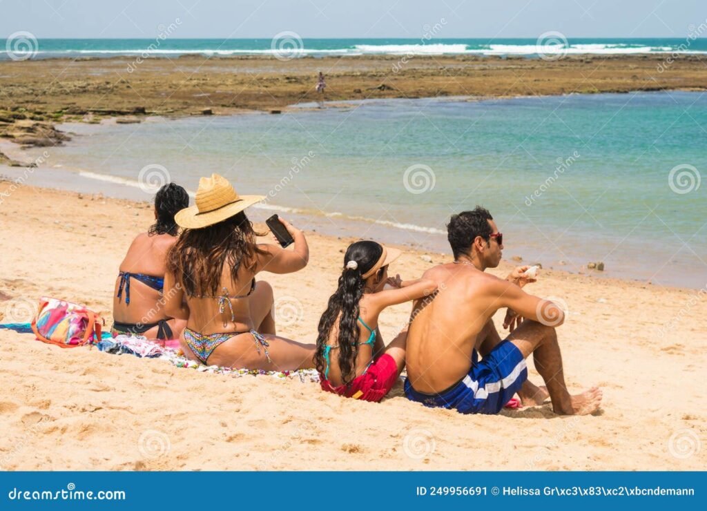 playa con personas disfrutando del sol