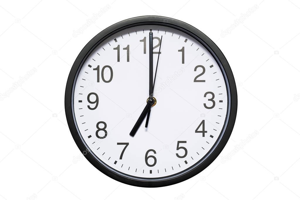 reloj de pared mostrando hora actual