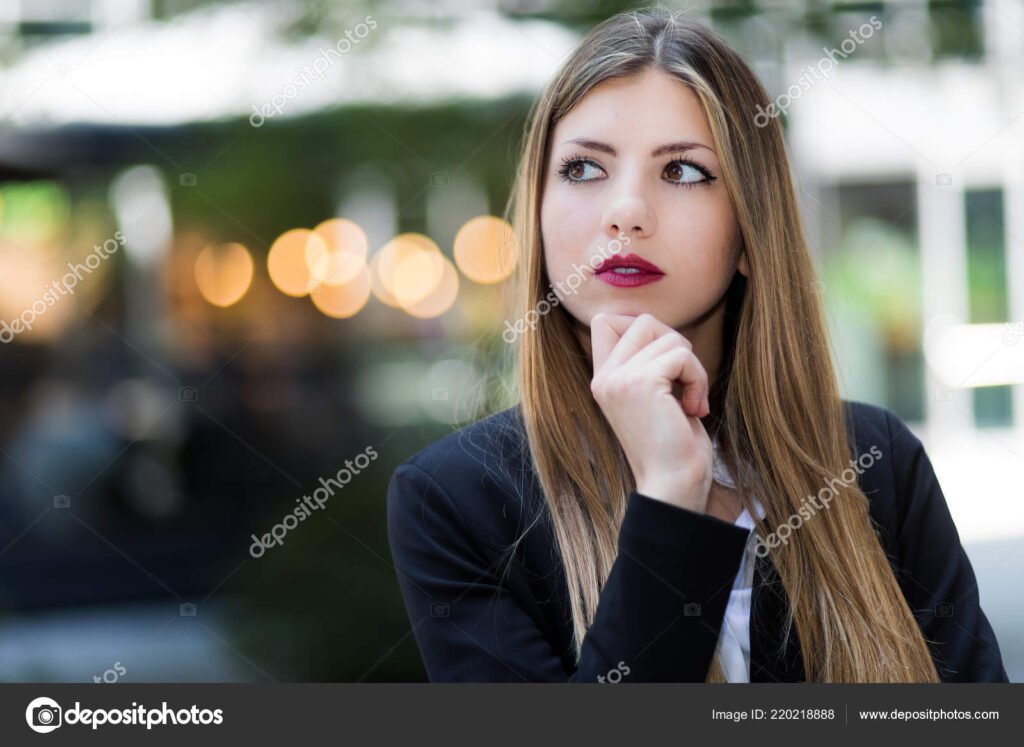 Quién es Ana en la obra de Analia Maiorana 1 retrato de mujer pensativa en un entorno