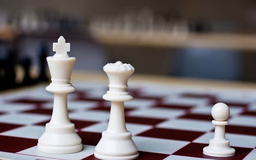 Cuáles son las diferencias entre el rey y la reina en ajedrez 7 Cuáles son las diferencias entre el rey y la reina en ajedrez