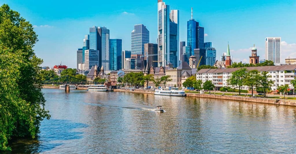 rio meno con skyline de frankfurt