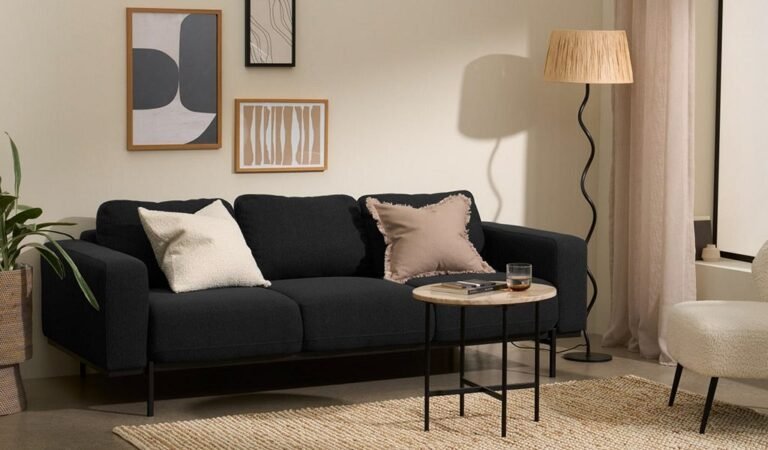 sala moderna con sofa negro elegante
