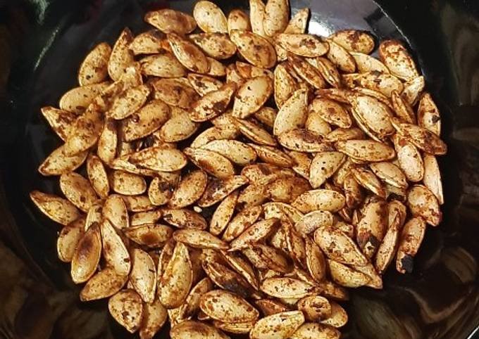 semillas de calabaza tostadas en un plato