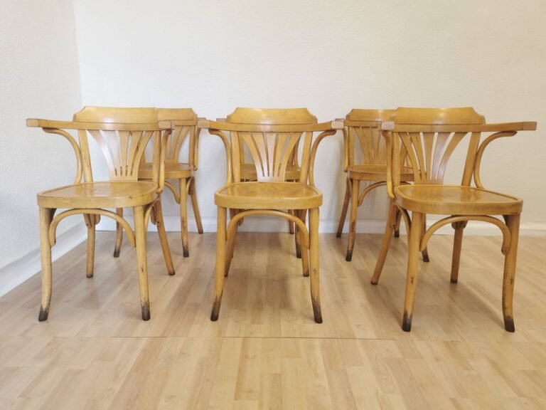 sillas de bar antiguas en un mercado