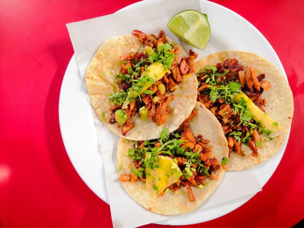 tacos al pastor con ingredientes frescos