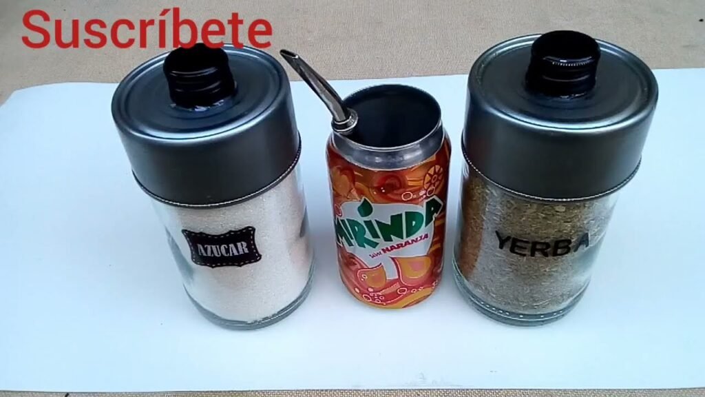 tarros de vidrio con yerba y azucar