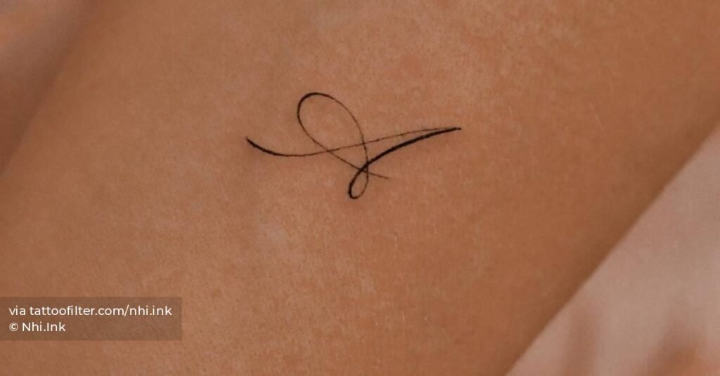 tatuaje de letras latinas en la piel