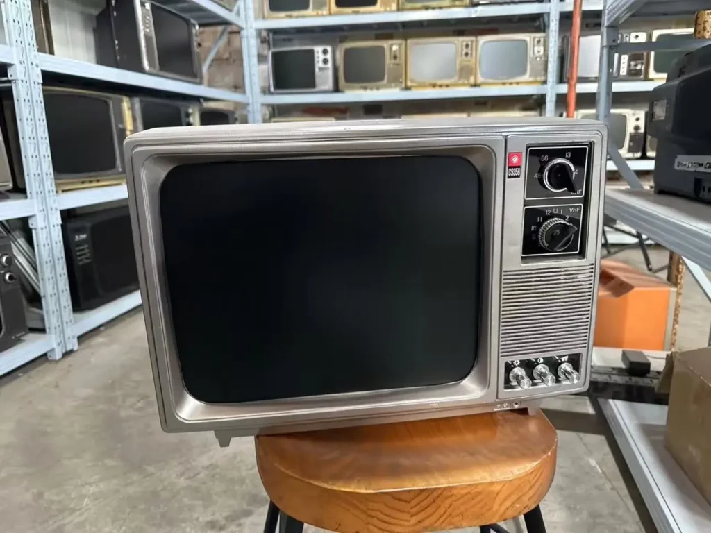 Dónde puedo encontrar una TV blanca y negra para comprar