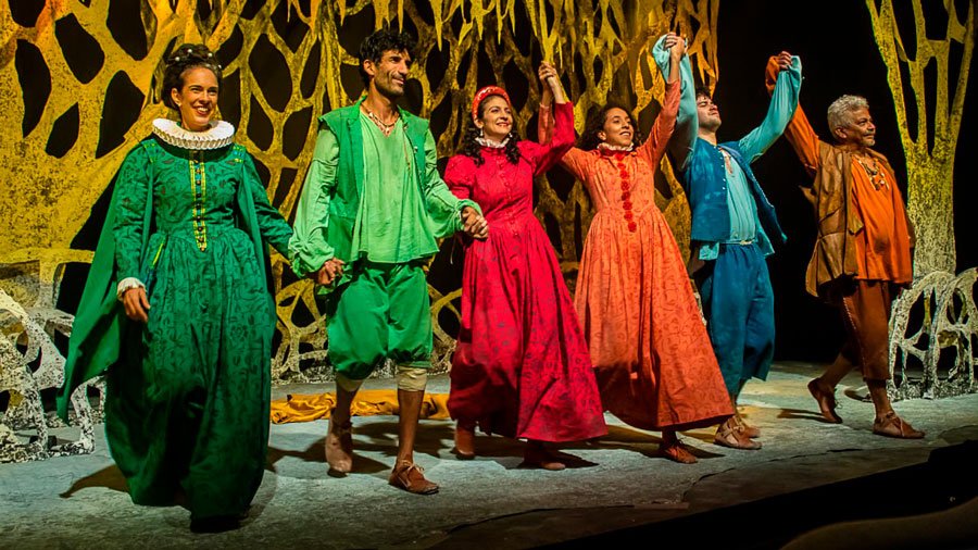 trajes coloridos de comedia en escena