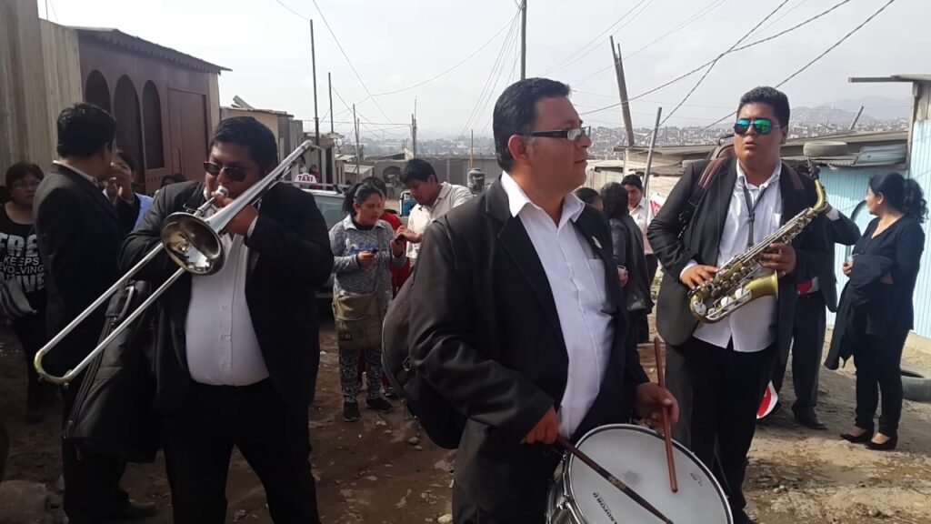 un funeral con una banda de musicos