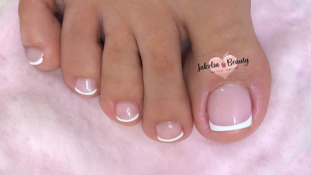 Cómo lograr un diseño elegante de uñas francesas en los pies