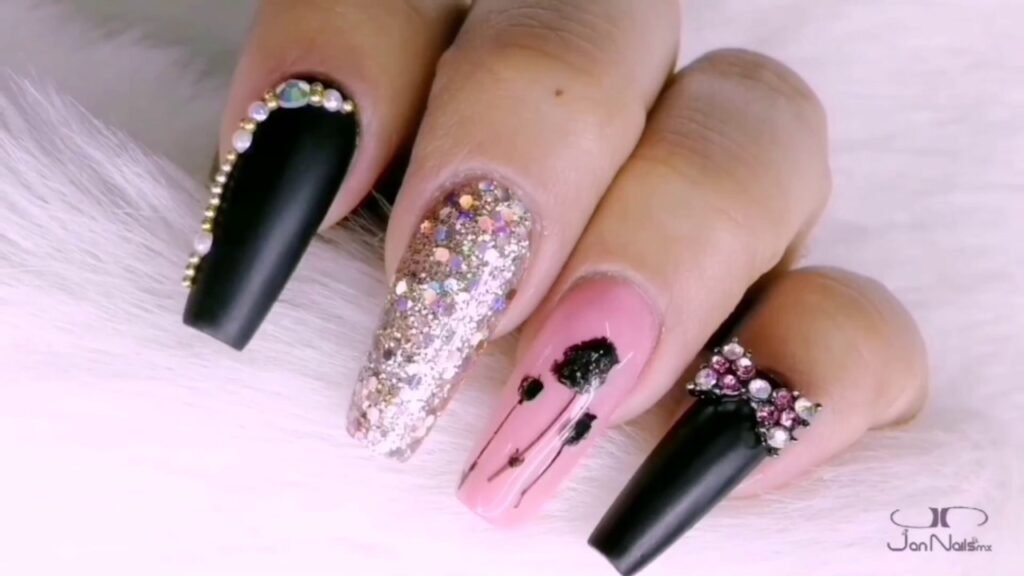 Cómo combinar uñas negro mate con rosa para un look perfecto 1 unas negras mate con detalles en rosa