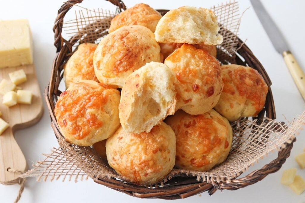 variedad de panes y quesos frescos