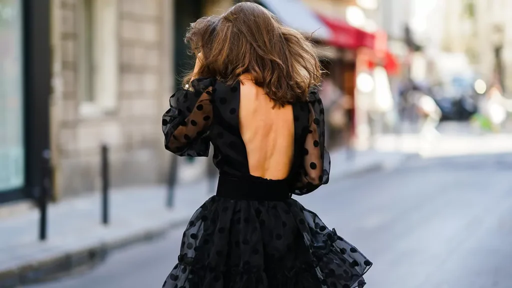 Dónde encontrar el vestido negro con espalda descubierta ideal