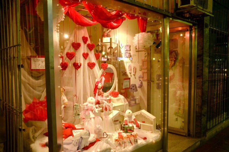 vidriera navidena con decoraciones festivas