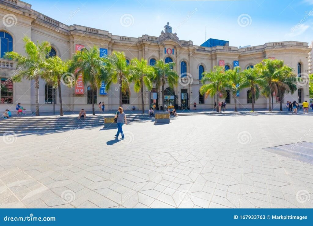 Qué tiendas y servicios ofrece el Patio Olmos Shopping en Córdoba