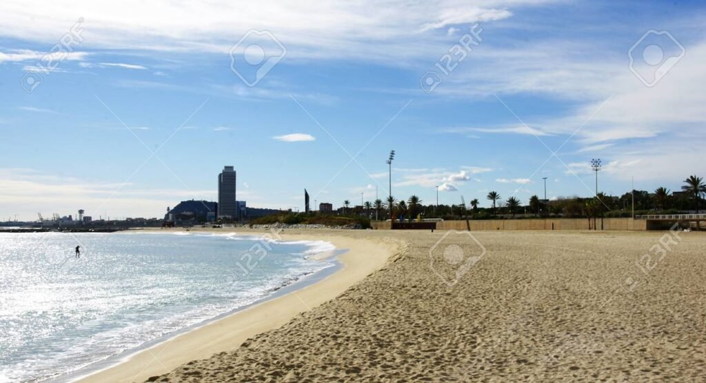 Dónde se encuentra la hermosa Playa Mar Bella en España 1 vista panoramica de playa mar bella