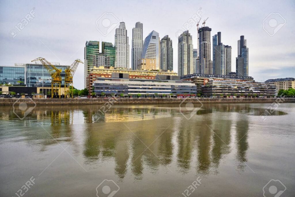 Qué servicios y comodidades ofrecen las Torres El Mirador en Puerto Madero